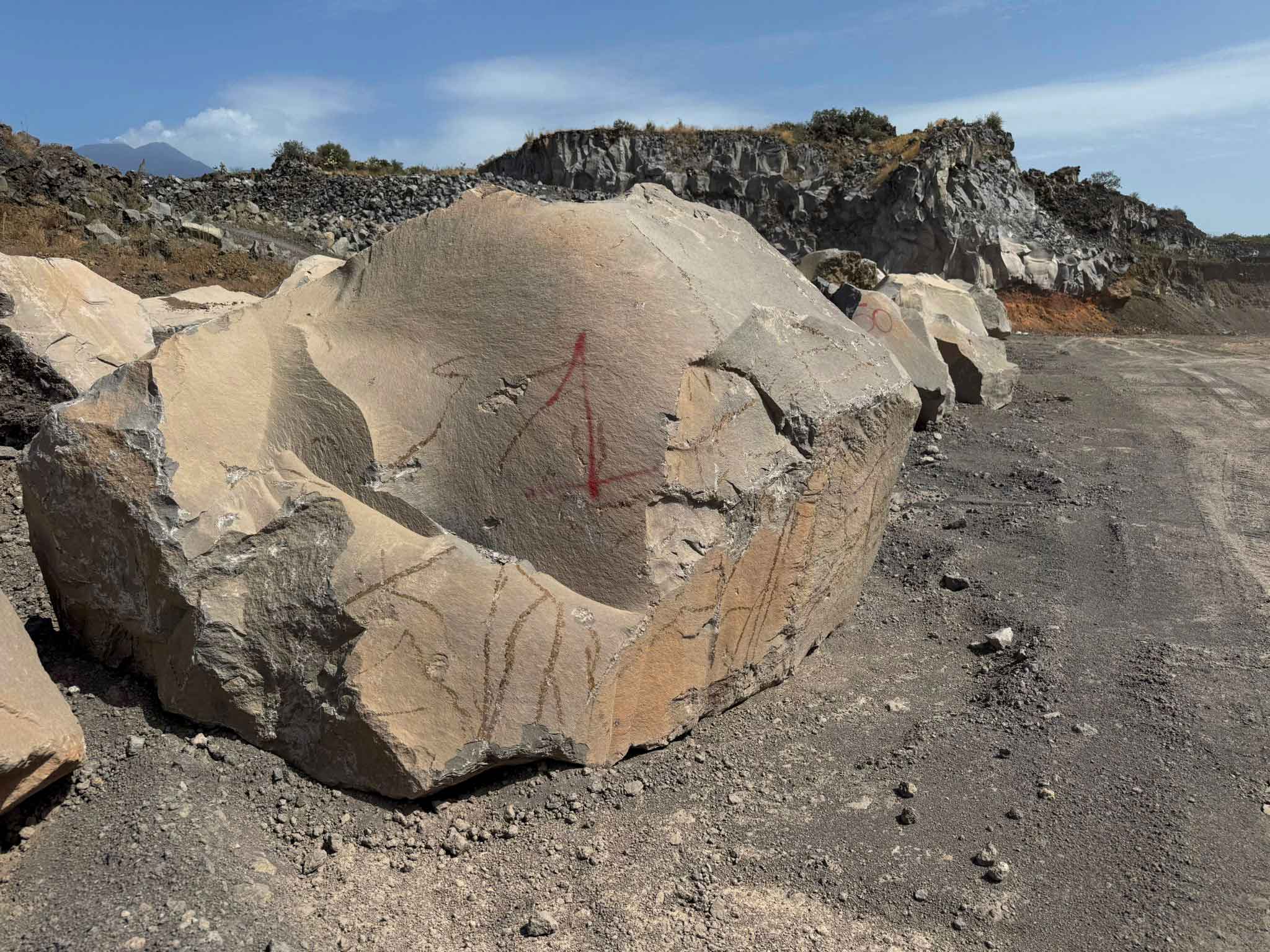 Estrazione e fornitura di pietra lavica dell'Etna 15
