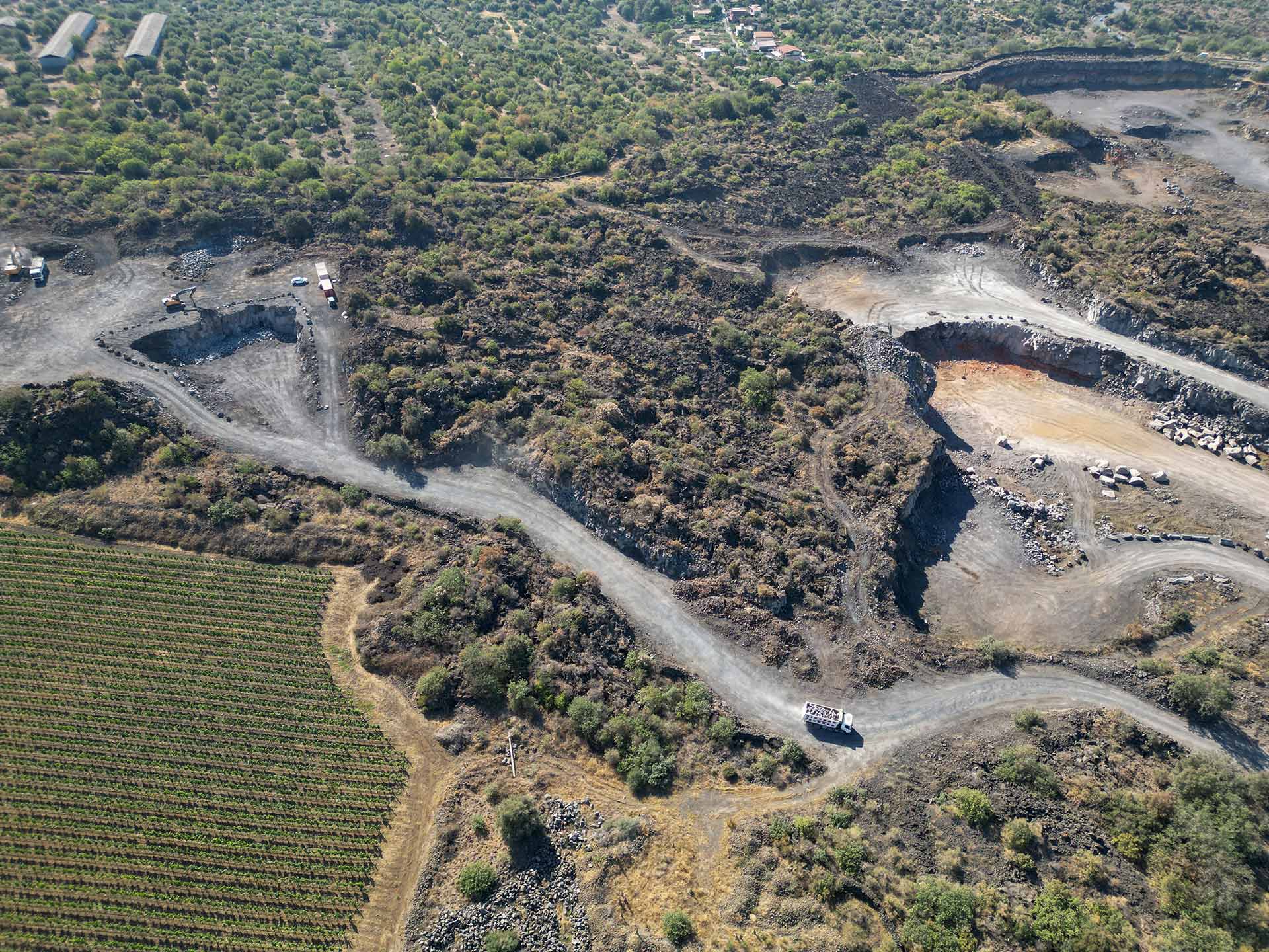 Estrazione e fornitura di pietra lavica dell'Etna 16